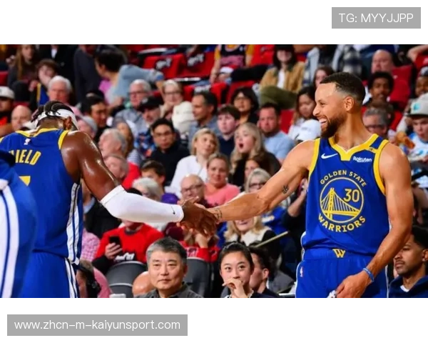 勇士关键回合抢断,直接反击得手 勇士关键回合抢断,直接反击得手